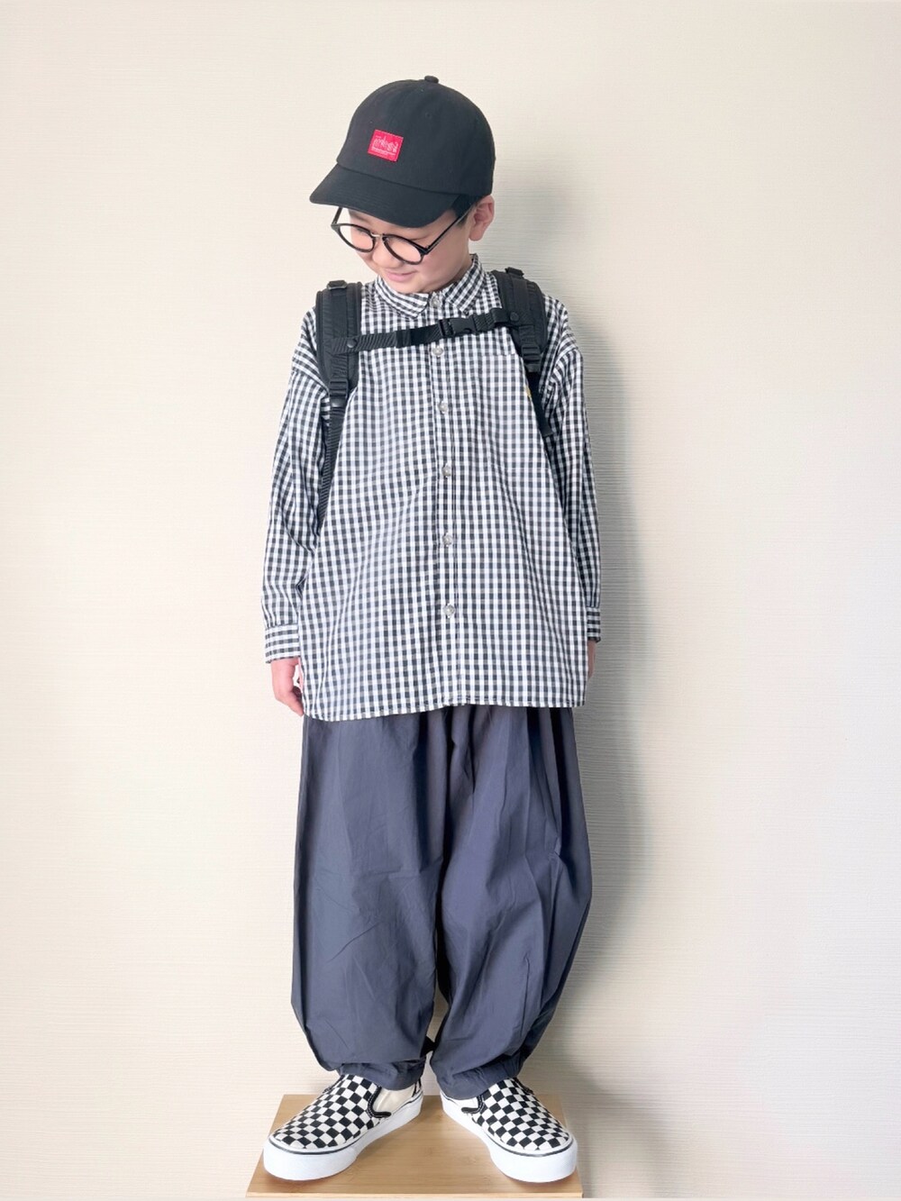 「シャツスタイル、プチプラ、男の子、lowrysfarmkids、リュック、モノトーン、チェックシャツ、小学生、男の子コーデ、春コーデ、ワイドパンツ、バルーンパンツ、カジュアルコーデ、オトナカジュアル、お出かけコーデ」｜「LOWRYS FARMのタックバルーンパンツ　319793（その他パンツ、グレー系）」を使った、yo_yoさん（キッズ・127cm）の春コーディネートの2枚目の写真