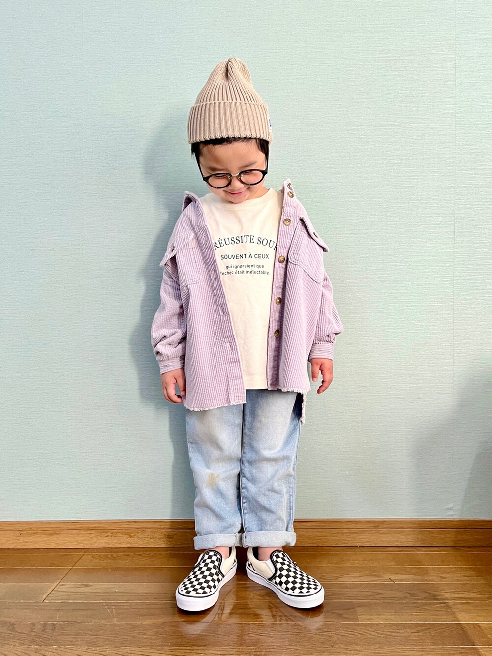 「淡色コーデ、くすみカラー、春カラー、春コーデ、コーデュロイ、ロンT、ZARA、スリッポン、VANS、ニット帽、パープル、デニム、めがね、ローリーズファーム(LOWRYS FARM)、ロゴT」｜「ZARA KIDSのアイテム（ジャケット/アウター、パープル系）」を使った、yo_yoさん（キッズ・100cm）の冬コーディネートの2枚目の写真