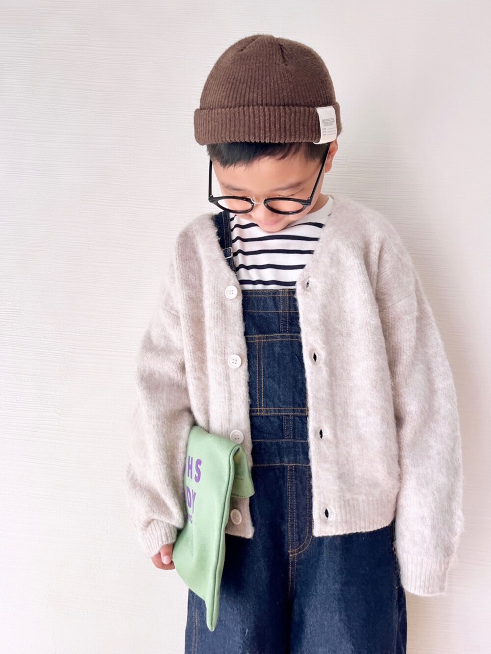「重ね着ベストシーズン、男の子、オーバーオール、サロペット、ニット、カーディガン、セーター、チャオパニックティピー(CIAOPANIC TYPY)、めがね、ローファー、ボーダー、トートバッグ、スリッポン、デニム、カジュアルコーデ」|「CIAOPANIC TYPYの【WEB限定カラー】【KIDS】アソートシ゛ャカ゛ート゛シャキ゛ーニットカーテ゛(ニット/セーター、ベージュ系)」を使った、yo_yoさん(キッズ・120cm)の秋コーディネートの2枚目の写真