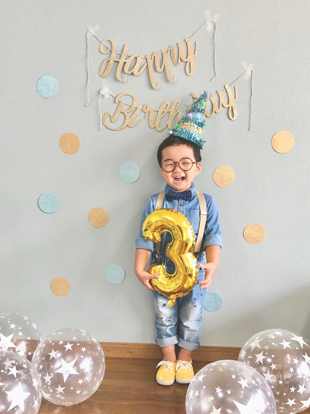 「お誕生日おめでとう!、お誕生日コーデ、6歳、記念日コーデ、キッズコーデ、サロペット、オーバーオール、むぎわら帽子、ピンク、キッズファッション、サンダル、ストライプ、シャツスタイル、シャツコーデ、おめかしコーデ」|「BREEZEのバースデーバルーンセット(15個セット)(コスチューム/パーティーグッズ、ピンク系)」を使った、yo_yoさん(キッズ・110cm)の夏コーディネートの4枚目の写真