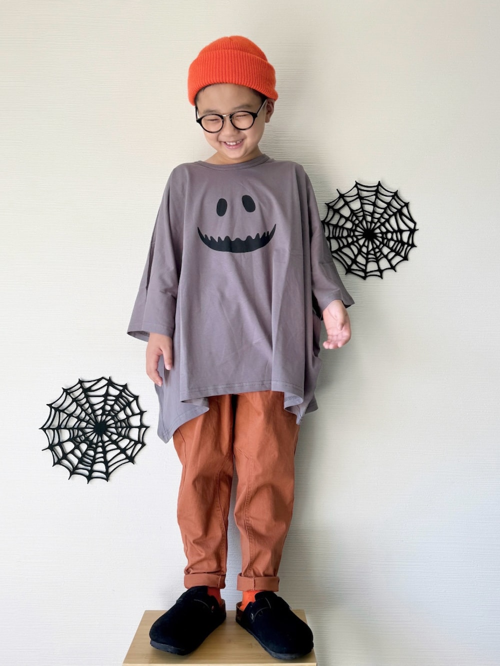 「秋っぽコーデ更新中、プチプラ、休日スタイル、ハロウィン、秋色、カジュアル、ハロウィンコーデ、ハロウィンパーティー、おばけ、男の子」｜「b・ROOMの【ハロウィン】変形オバケTシャツ（Tシャツ/カットソー、グレー系）」を使った、yo_yoさん（キッズ・120cm）の秋コーディネートの2枚目の写真