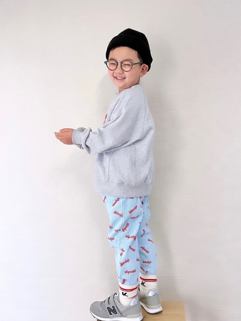 「キッズコーデ、男の子コーデ、ゆるコーデ、春コーデ、カジュアル、スニーカー、lowrysfarmkids、PR、スウェットパンツ、ラクチンコーデ、ワンマイルウェア、リラックススタイル、休日スタイル、ニューバランス、キッズファッション」｜「LOWRYS FARMのＷｅｎｄｙ’ｓウラケプルオーバー　180399（スウェット、グレー系）」を使った、yo_yoさん（キッズ・110cm）の冬コーディネートの3枚目の写真