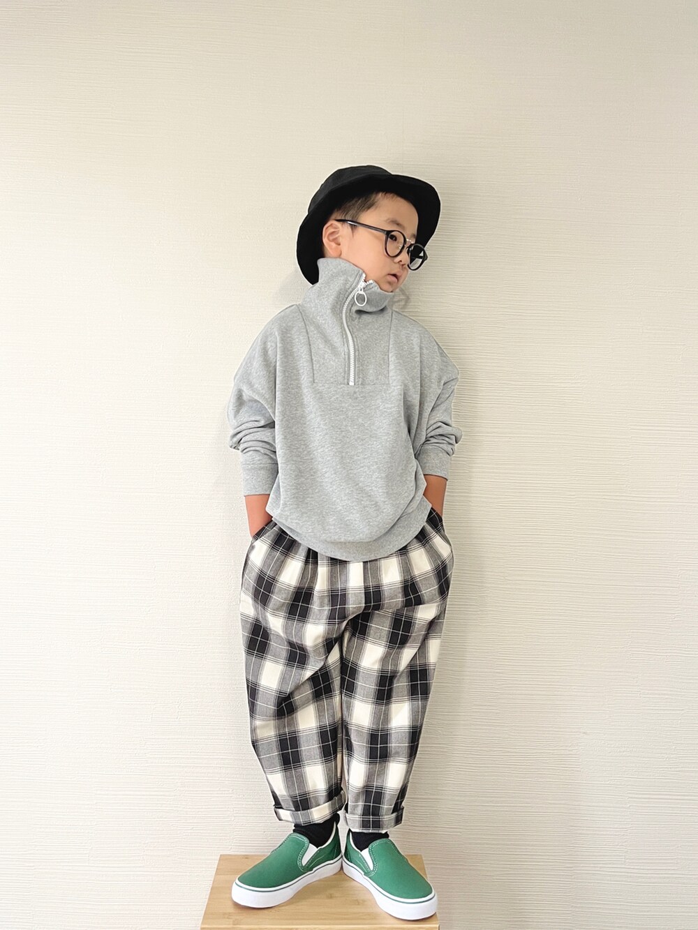 「キッズファッション、秋冬コーデ、ハーフジップ、チェックパンツ、スリッポン、バケットハット、モノトーン、グレー、ローリーズファーム(LOWRYS FARM)、ローリーズファーム公認インフルエンサー、lowrysfarmkids、PR、カジュアルコーデ、チェック、チェッカーず2022」｜「LOWRYS FARMのウラケハーフジッププルオーバー　164316（スウェット、グレー系）」を使った、yo_yoさん（キッズ・110cm）の秋コーディネートの3枚目の写真