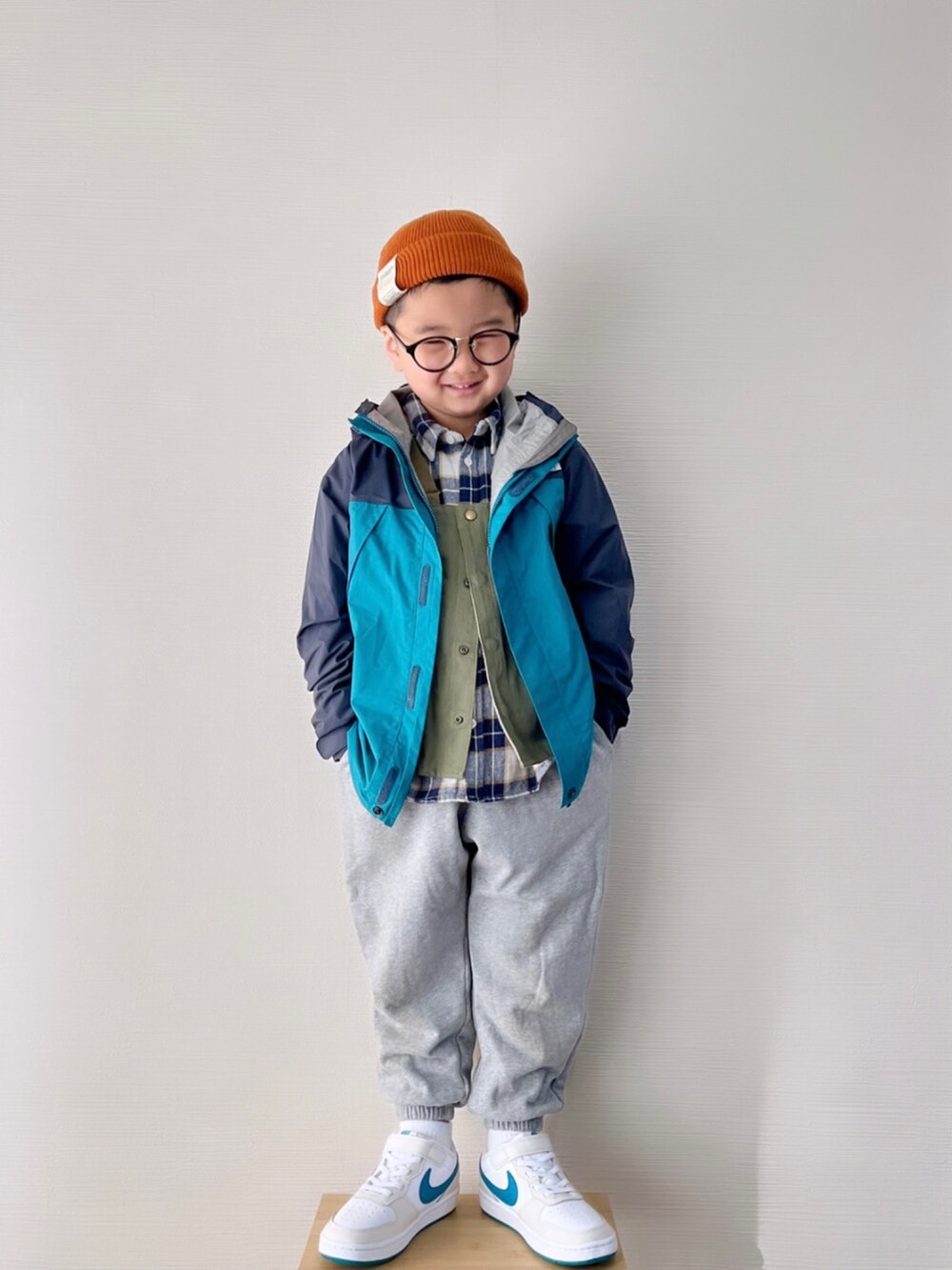 「スウェットパンツ、キッズコーデ、スニーカーコーデ、めがね、NIKE、ベスト、チェック、シャツスタイル、レイヤードスタイル、THE NORTH FACE、カジュアルコーデ、マウンテンパーカー、春コーデ、キッズファッション、きれいめカジュアル」｜「BAYFLOWのソフトネルチェックシャツ(KIDS)（シャツ/ブラウス、ホワイト系）」を使った、yo_yoさん（キッズ・110cm）の冬コーディネートの2枚目の写真