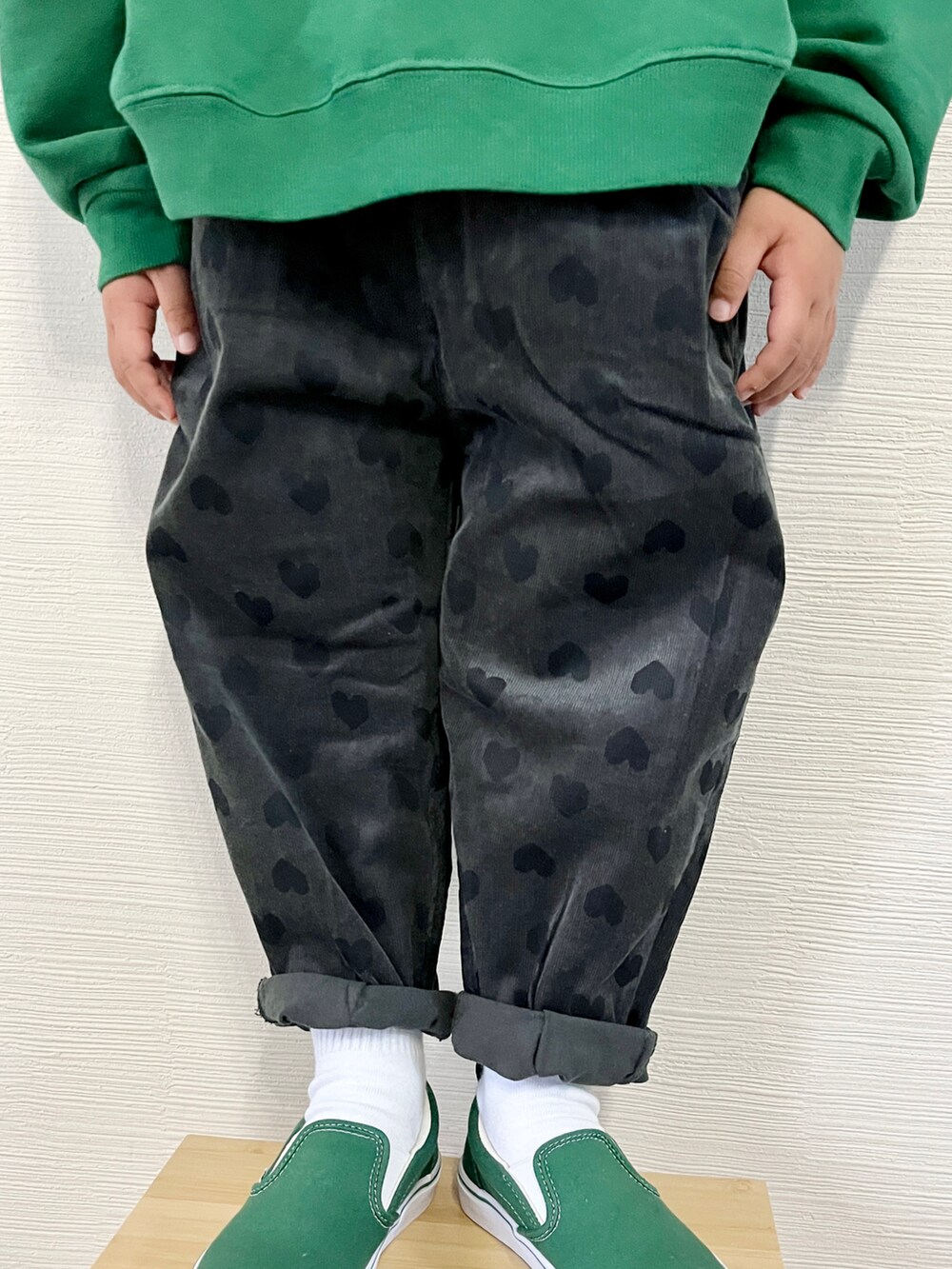 「秋冬コーデ、キッズファッション、カジュアル、むすこーで、VANS、プチプラ、antiqua、マーキーズ、ドット、ハート柄、グリーン、男の子コーデ、チノパン、カジュアルコーデ、カラーパンツ」｜「antiquaの今っぽい！こなれシルエット裏毛トレーナー（スウェット、グリーン系）」を使った、yo_yoさん（キッズ・110cm）の秋コーディネートの3枚目の写真