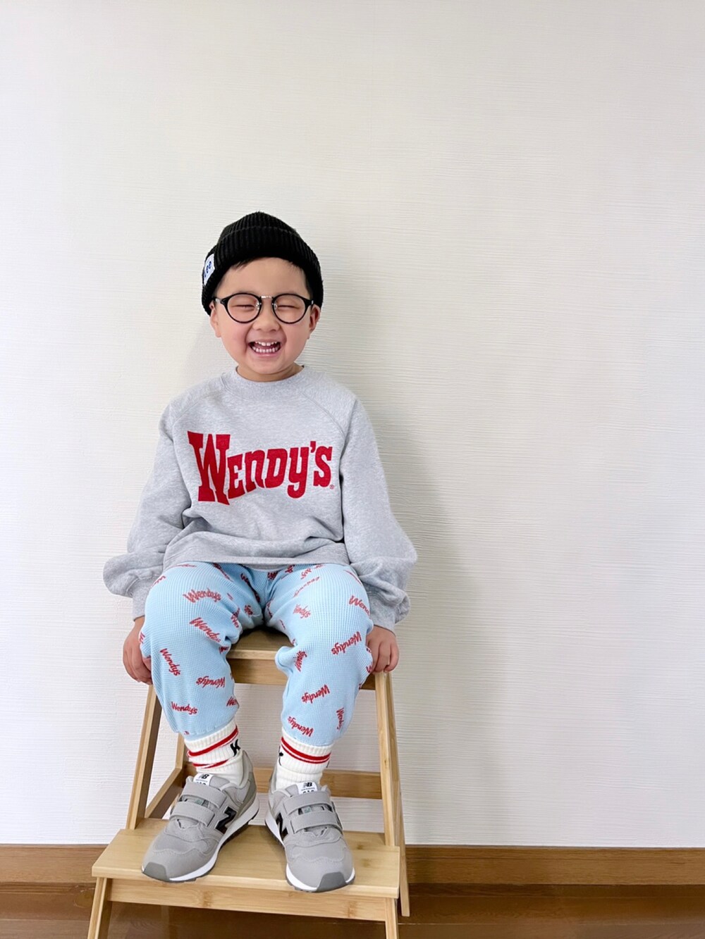 「キッズコーデ、男の子コーデ、ゆるコーデ、春コーデ、カジュアル、スニーカー、lowrysfarmkids、PR、スウェットパンツ、ラクチンコーデ、ワンマイルウェア、リラックススタイル、休日スタイル、ニューバランス、キッズファッション」｜「LOWRYS FARMのＷｅｎｄｙ’ｓウラケプルオーバー　180399（スウェット、グレー系）」を使った、yo_yoさん（キッズ・110cm）の冬コーディネートの2枚目の写真