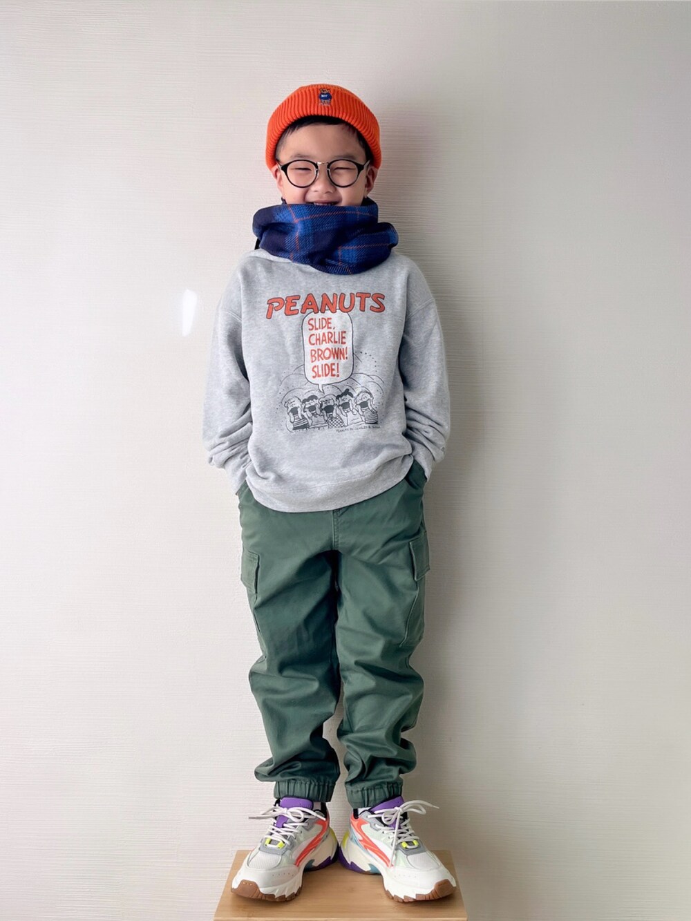 「カーゴパンツ、UNIQLO、ユニクロコーデ、UNIQLOコーデ、男の子、パーカー、プチプラ、マフラー、マフラーぐるぐる、ヒートテック、ニット帽、キッズコーデ、シンプルコーデ、キッズファッション、ストリート」｜「UNIQLOのアイテム（チノパンツ、グリーン系）」を使った、yo_yoさん（キッズ・120cm）の冬コーディネートの2枚目の写真