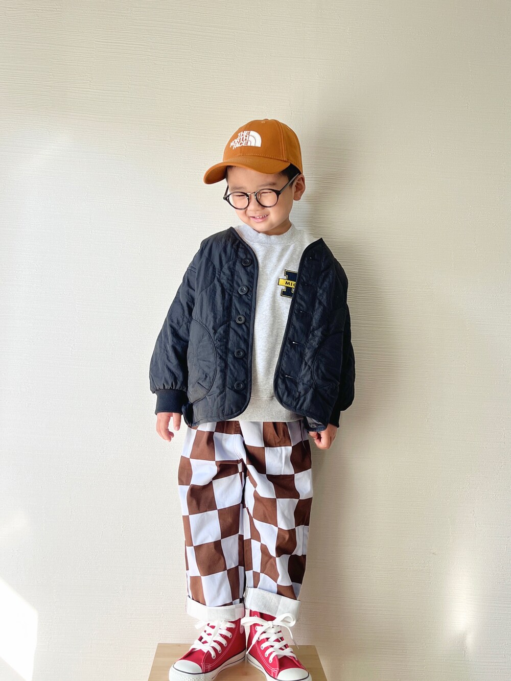 「秋冬コーデ、チェック、カレッジロゴ、男の子コーデ、ブルゾン、冬アウター、チェックパンツ、lowrysfarmkids、PR、ローリーズファーム(LOWRYS FARM)、THE NORTH FACE、キャップ、アメカジ、カジュアルコーデ、ハイカットスニーカー」｜「LOWRYS FARMのキルティングブルゾン　287653（ブルゾン、ブラック系）」を使った、yo_yoさん（キッズ・110cm）の秋コーディネートの2枚目の写真