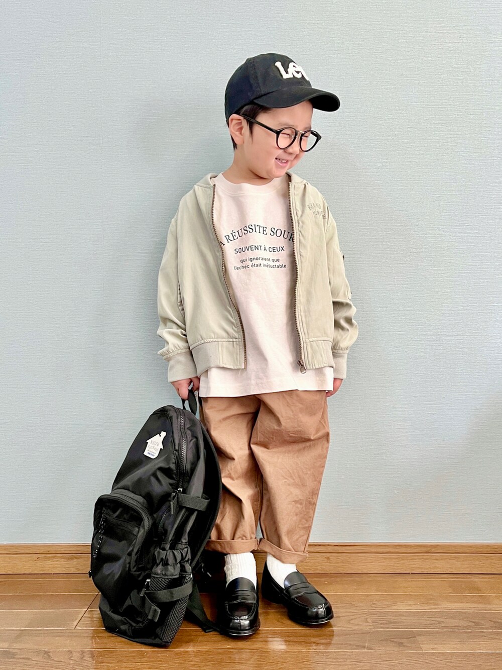 「プチプラ、プチプラコーデ、MA-1、しまむら、バースデイ、チノパン、ロゴT、ローファー、白ソックス、リュック、キャップ、春コーデ、ロンT、シンプル、コインローファー」｜「LOWRYS FARMのロゴＴＥＥＬＳ  264241（Tシャツ/カットソー、ホワイト系）」を使った、yo_yoさん（キッズ・100cm）の冬コーディネートの2枚目の写真