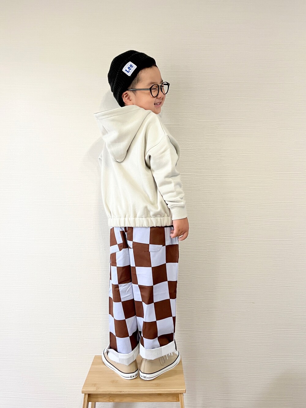 「秋ルック紹介するよ、ストリート、シンプルスタイル、男の子、シェフパンツ、lowrysfarmkids、PR、チェックパンツ、チェッカーず2022、ハイカットスニーカー、パーカー、ニット帽、ブロックチェック、ローリーズファーム(LOWRYS FARM)、ワイドパンツ」｜「LOWRYS FARMのウラケギャザーフーディ　296432（パーカー、ホワイト系）」を使った、yo_yoさん（キッズ・110cm）の秋コーディネートの3枚目の写真