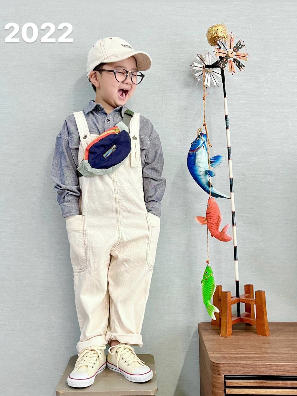 「こどもの日、カジュアル、サロペット、オーバーオール、シャツスタイル、キャツプ、シンプルコーデ、6歳、キャップ、プチプラ、こいのぼり、小学生、おでかけコーデ、春コーデ、休日スタイル」｜「LOWRYS FARMのイージーケアストライプシャツ　173734（シャツ/ブラウス、ブルー系）」を使った、yo_yoさん（キッズ・120cm）の春コーディネートの3枚目の写真