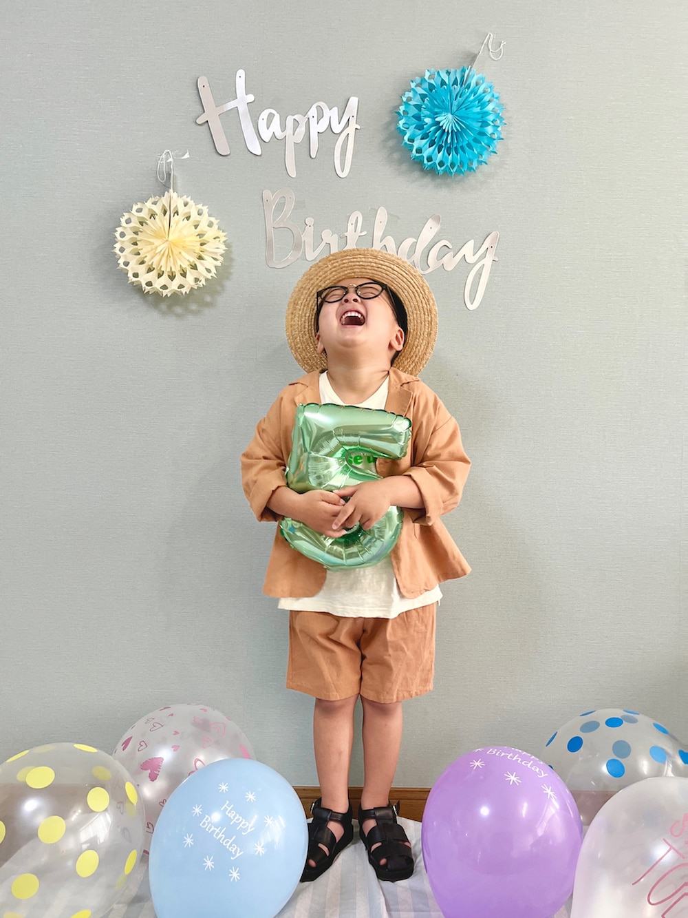 「お誕生日おめでとう!、お誕生日コーデ、6歳、記念日コーデ、キッズコーデ、サロペット、オーバーオール、むぎわら帽子、ピンク、キッズファッション、サンダル、ストライプ、シャツスタイル、シャツコーデ、おめかしコーデ」|「BREEZEのバースデーバルーンセット(15個セット)(コスチューム/パーティーグッズ、ピンク系)」を使った、yo_yoさん(キッズ・110cm)の夏コーディネートの2枚目の写真