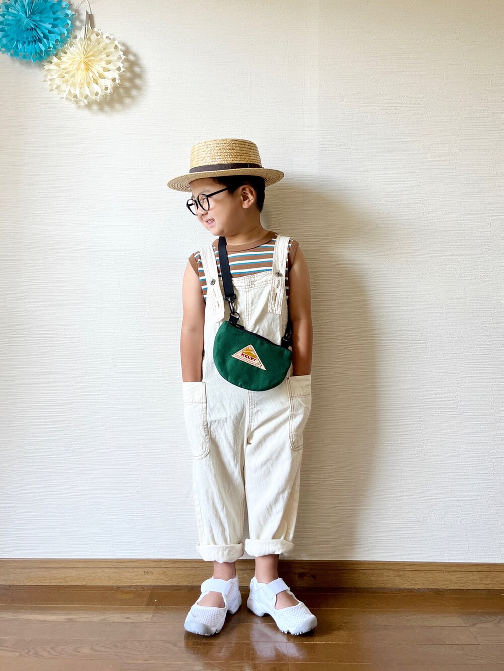 「夏コーデ、シンプルコーデ、男の子、キッズコーデ、タンクトップ、エアリフト、白スニーカー、ローリーズファーム(LOWRYS FARM)、ノースリーブ、ボーダー、ボーダートップス、オーバーオール、サロペット、ショルダーバッグ、カンカン帽」｜「KELTYの【KELTY/ケルティ】ZOZO限定 ラウンド型サコッシュ/KELTY ROUND FLAT S（ショルダーバッグ、グリーン系）」を使った、yo_yoさん（キッズ・110cm）の夏コーディネートの2枚目の写真