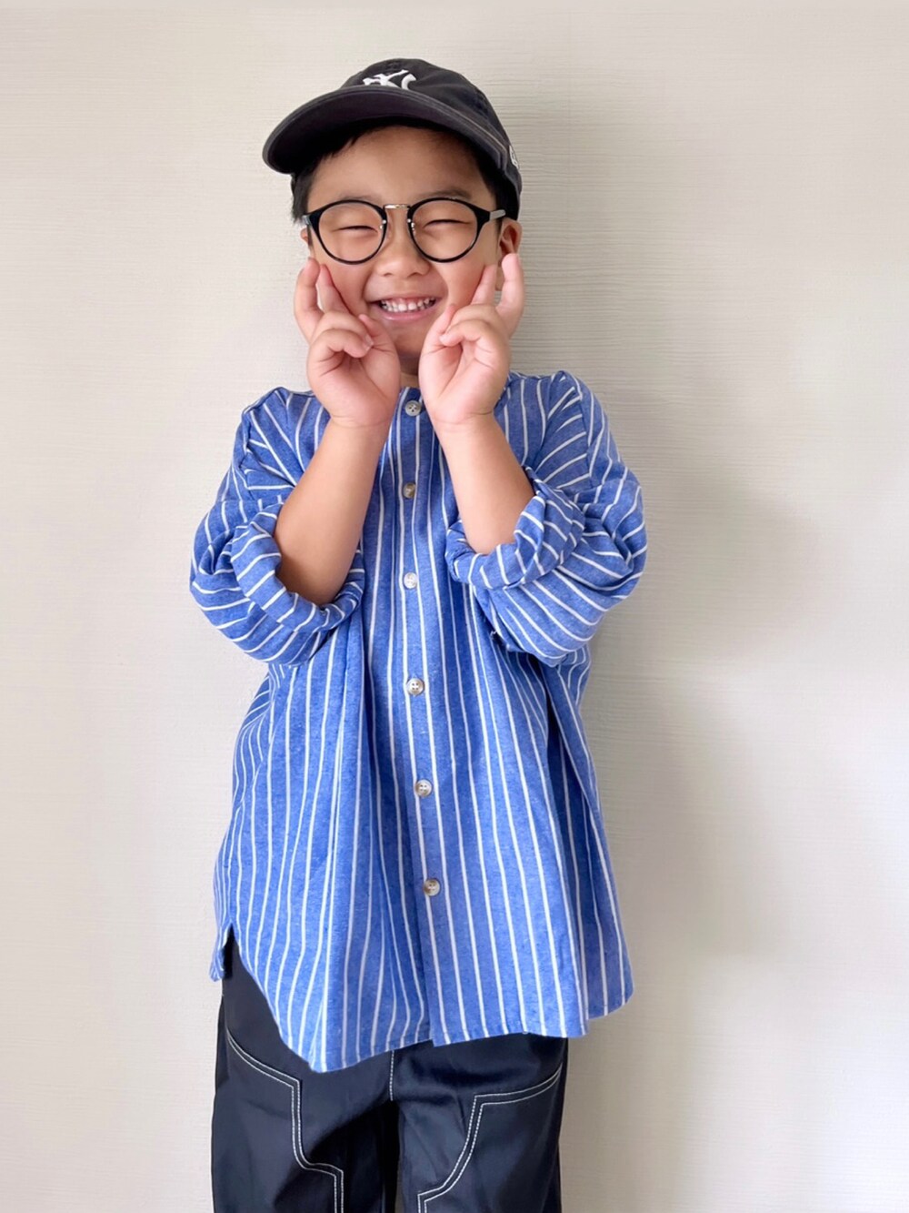 「シャツスタイル、ストリート、ペアマノンストリート、おでかけコーデ、ワイドパンツ、プチプラ、プチプラコーデ、スニーカー、カジュアルコーデ、秋服準備はじめました、ジャケット、着回しコーデ、カラーパンツ、ニット帽、めがね」｜「PAIRMANON STREETのアイテム（その他トップス、ブルー系）」を使った、yo_yoさん（キッズ・110cm）の夏コーディネートの2枚目の写真