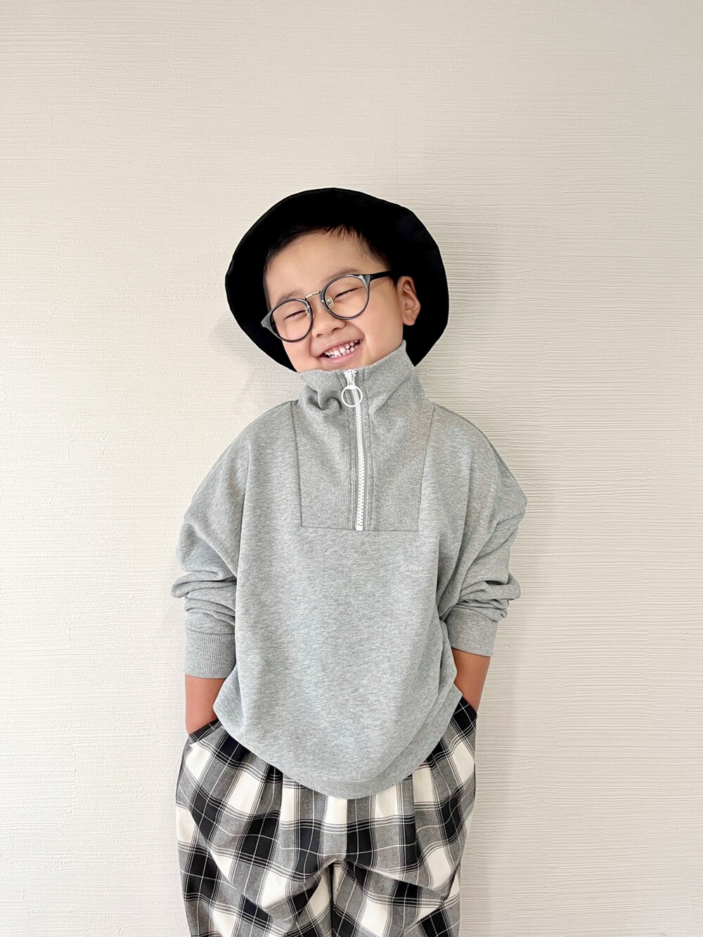 「キッズファッション、秋冬コーデ、ハーフジップ、チェックパンツ、スリッポン、バケットハット、モノトーン、グレー、ローリーズファーム(LOWRYS FARM)、ローリーズファーム公認インフルエンサー、lowrysfarmkids、PR、カジュアルコーデ、チェック、チェッカーず2022」｜「LOWRYS FARMのウラケハーフジッププルオーバー　164316（スウェット、グレー系）」を使った、yo_yoさん（キッズ・110cm）の秋コーディネートの2枚目の写真