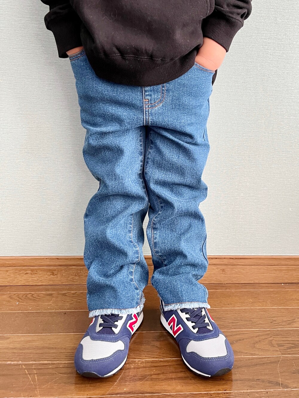 「休日スタイル、スニーカーコーデ、ニット帽、カジュアルコーデ、デニムパンツ、あったかコーデ、パーカー、ノースフェイス、チャオパニックティピー(CIAOPANIC TYPY)、THE NORTH FACE、裏起毛、ストレートデニム、フリンジ、冬コーデ、スリッポン」|「THE NORTH FACEのTHE NORTH FACE / スウェットロゴフーディー(110~140cm)(スウェット、ブラック系)」を使った、yo_yoさん(キッズ・100cm)の冬コーディネートの3枚目の写真