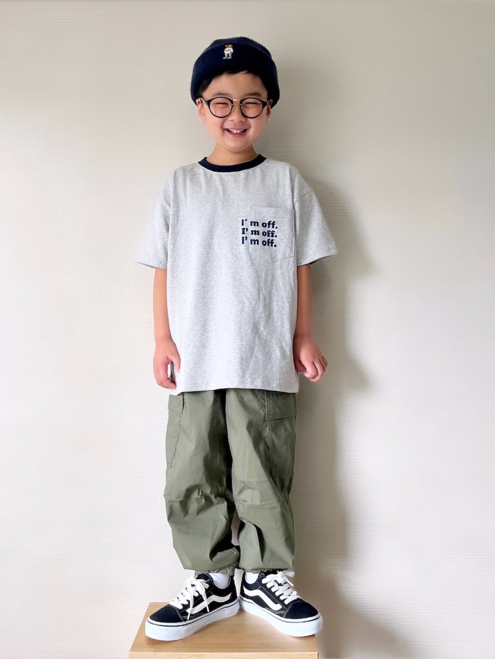 「春コーデ、キッズコーデ、ラグランTシャツ、カジュアルコーデ、シンプルコーデ、めがね、男の子、小学生、今日のコーデ、キッズファッション、カーゴパンツ、ローリーズファーム(LOWRYS FARM)、スニーカー、VANS、グレー」｜「LOWRYS FARMのリンガーポケＴシャツＳＳ　103006（Tシャツ/カットソー、グレー系）」を使った、yo_yoさん（キッズ・120cm）の春コーディネートの2枚目の写真