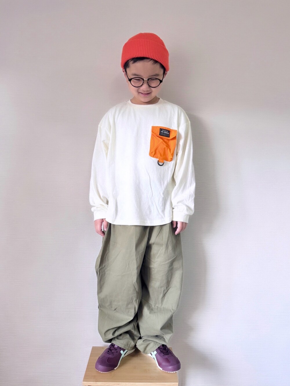 「春コーデ、春めき満開コーデ、スニーカー、休日スタイル、ニット帽、プチプラ、キッズファッション、ストリート、男の子、小学生、男の子コーデ、ロンT、チノパン、オレンジ、オニツカタイガー」｜「BREEZEのカラフルビッグポケットロンT（Tシャツ/カットソー、ホワイト系）」を使った、yo_yoさん（キッズ・127cm）の春コーディネートの2枚目の写真