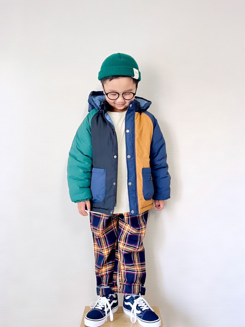 「男の子、プチプラ、チェック、チェックパンツ、ブリーズ、BREEZE、ニット帽、ダウンジャケット、アウター、冬コーデ、あったかコーデ、キッズコーデ、キッズファッション、めがね、ロンT」｜「BREEZEの【WEB先行予約】クラシックフーディージャケット（ダウンジャケット/コート、その他）」を使った、yo_yoさん（キッズ・110cm）の冬コーディネートの2枚目の写真