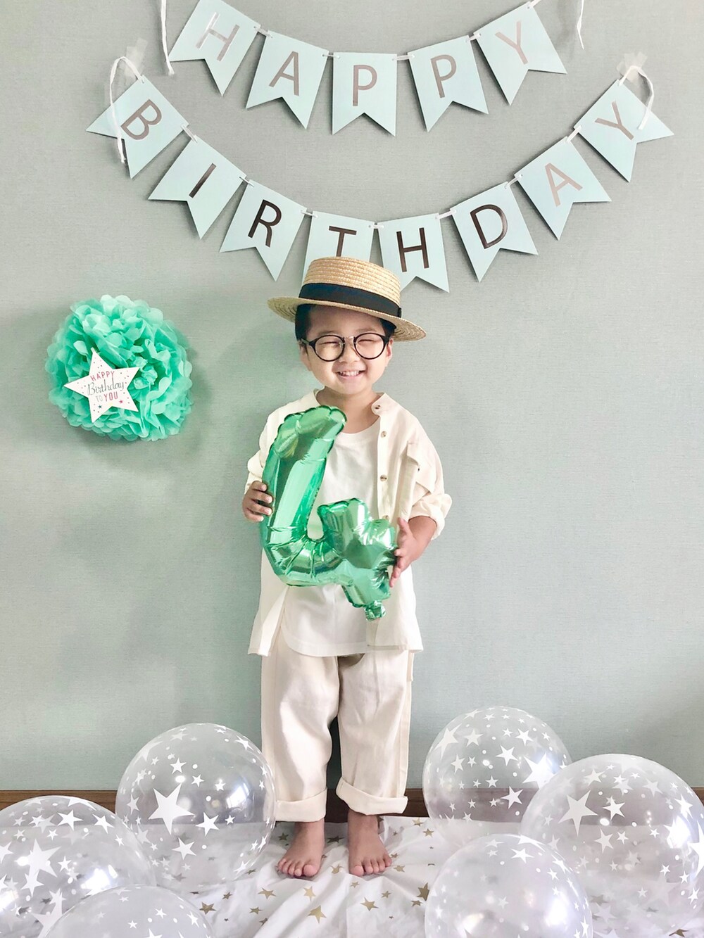 「お誕生日おめでとう!、お誕生日コーデ、6歳、記念日コーデ、キッズコーデ、サロペット、オーバーオール、むぎわら帽子、ピンク、キッズファッション、サンダル、ストライプ、シャツスタイル、シャツコーデ、おめかしコーデ」|「BREEZEのバースデーバルーンセット(15個セット)(コスチューム/パーティーグッズ、ピンク系)」を使った、yo_yoさん(キッズ・110cm)の夏コーディネートの3枚目の写真