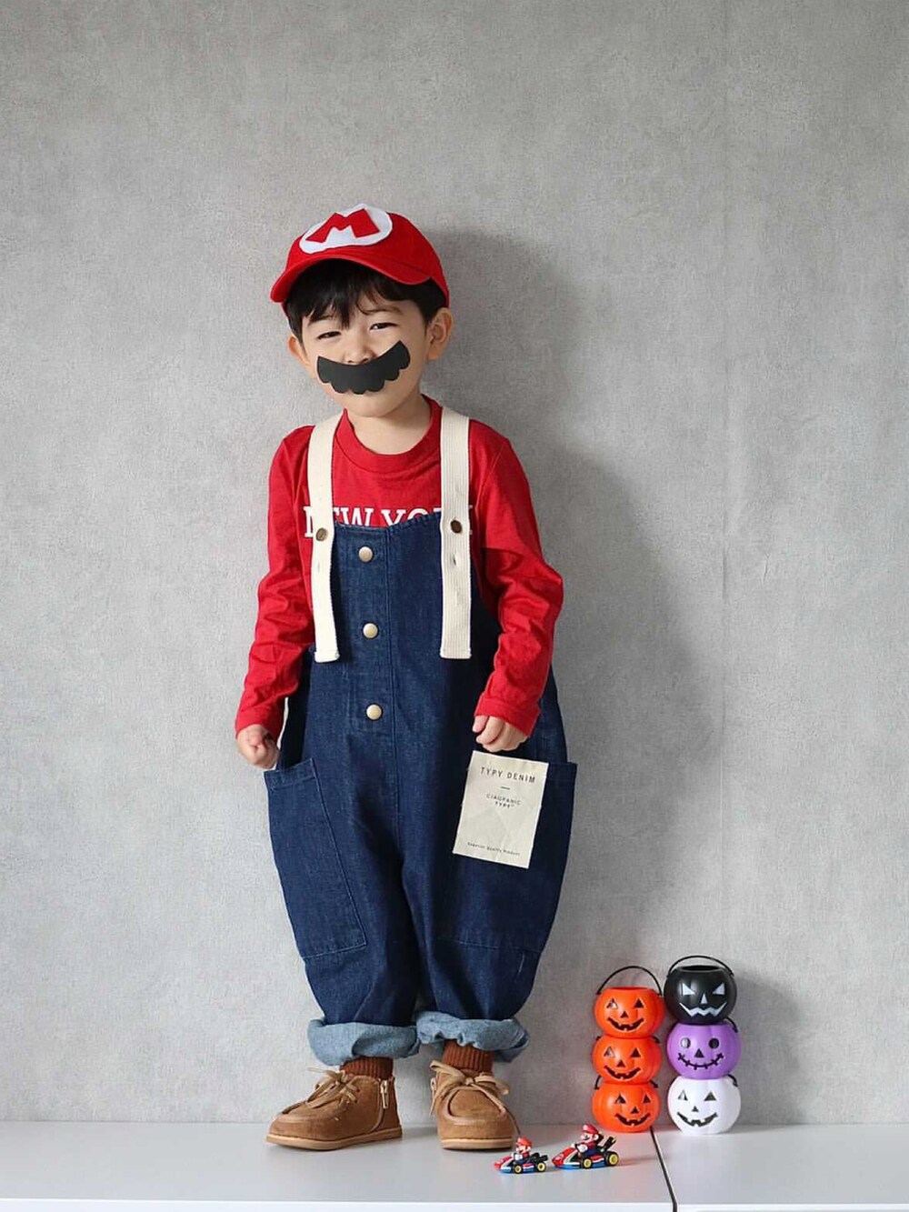 「グリーン、サロペット、オーバーオール、ハロウィン、エンジニアブーツ、休日スタイル、サイドゴアブーツ、コスプレ、ヒゲ、マリオ、リンクコーデ、ルイージ、ヨッシー、wearhalloween2021」｜「LOWRYS FARMのＮＹＣバックプリントロンＴ　936612（Tシャツ/カットソー、グリーン系）」を使った、yo_yoさん（キッズ・100cm）の秋コーディネートの3枚目の写真