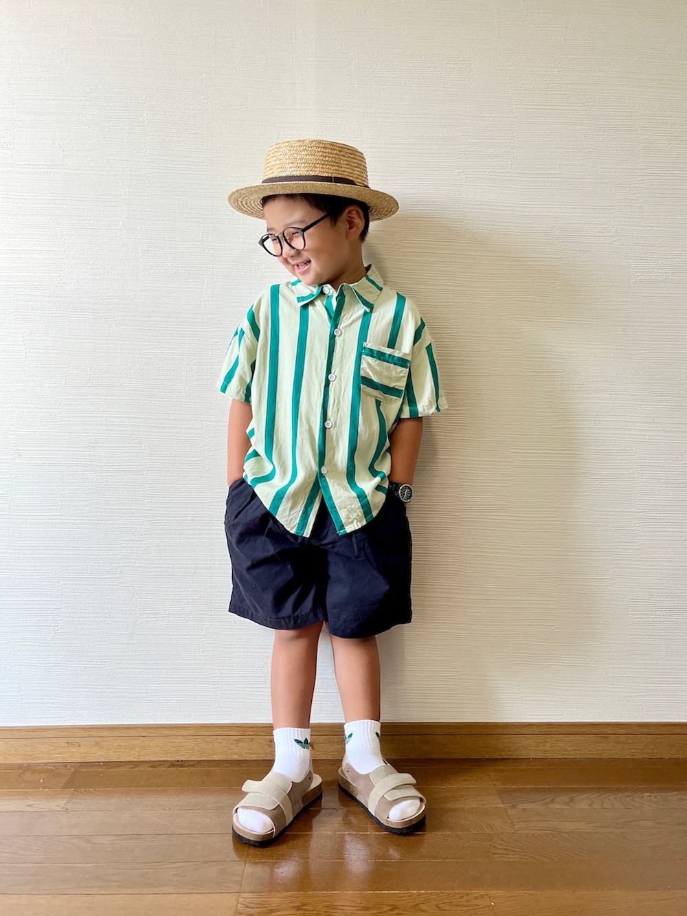 「真夏のアクティブスタイル、夏コーデ、男の子、めがね、シャツスタイル、ストライプ、韓国子供服、サンダル、むぎわら帽子、カンカン帽、ショートパンツ、きれいめカジュアル、白ソックス、カジュアルコーデ、グレー」｜「aimohaのaimoha-KIDS- 爽やかなストライプシャツ（シャツ/ブラウス、グリーン系）」を使った、yo_yoさん（キッズ・110cm）の夏コーディネートの2枚目の写真