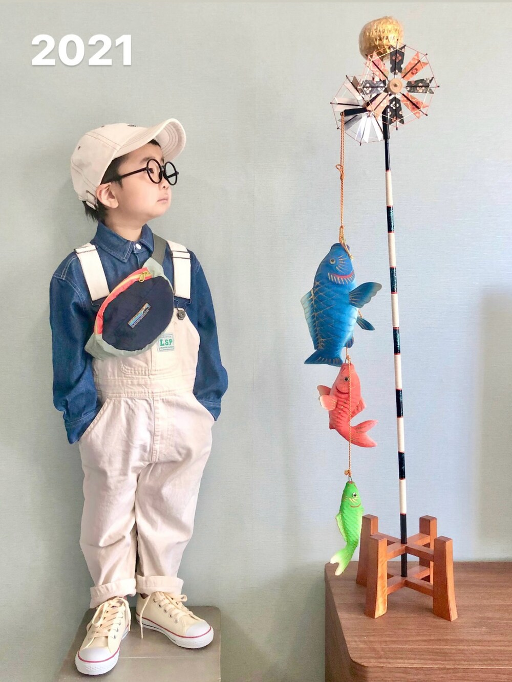 「こどもの日、カジュアル、サロペット、オーバーオール、シャツスタイル、キャツプ、シンプルコーデ、6歳、キャップ、プチプラ、こいのぼり、小学生、おでかけコーデ、春コーデ、休日スタイル」｜「LOWRYS FARMのイージーケアストライプシャツ　173734（シャツ/ブラウス、ブルー系）」を使った、yo_yoさん（キッズ・120cm）の春コーディネートの4枚目の写真
