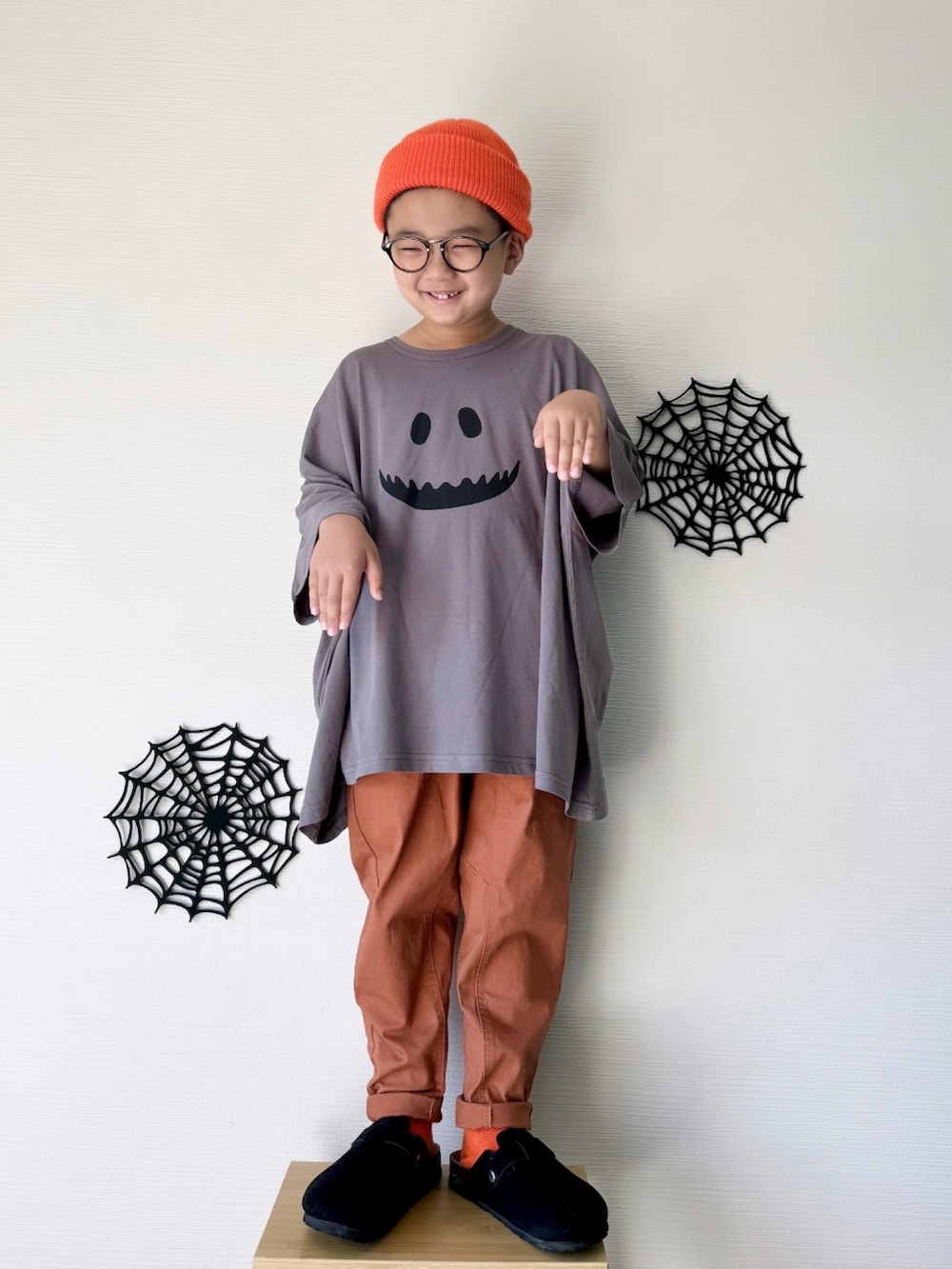 「秋っぽコーデ更新中、プチプラ、休日スタイル、ハロウィン、秋色、カジュアル、ハロウィンコーデ、ハロウィンパーティー、おばけ、男の子」｜「b・ROOMの【ハロウィン】変形オバケTシャツ（Tシャツ/カットソー、グレー系）」を使った、yo_yoさん（キッズ・120cm）の秋コーディネートの3枚目の写真