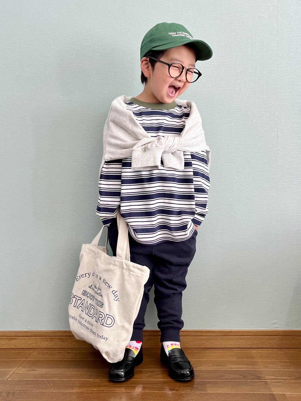 「シンプル、ボーダー、ボーダートップス、スウェットパンツ、ネイビー、ワントーンコーデ、肩掛け、トートバッグ、チャオパニックティピー(CIAOPANIC TYPY)、ローファー、キャップ、めがね、春コーデ、ローリーズファーム(LOWRYS FARM)、ローファー×靴下」｜「CIAOPANIC TYPYの【KIDS】OSOROランダムボーダーTee（Tシャツ/カットソー、ブルー系）」を使った、yo_yoさん（キッズ・100cm）の冬コーディネートの3枚目の写真