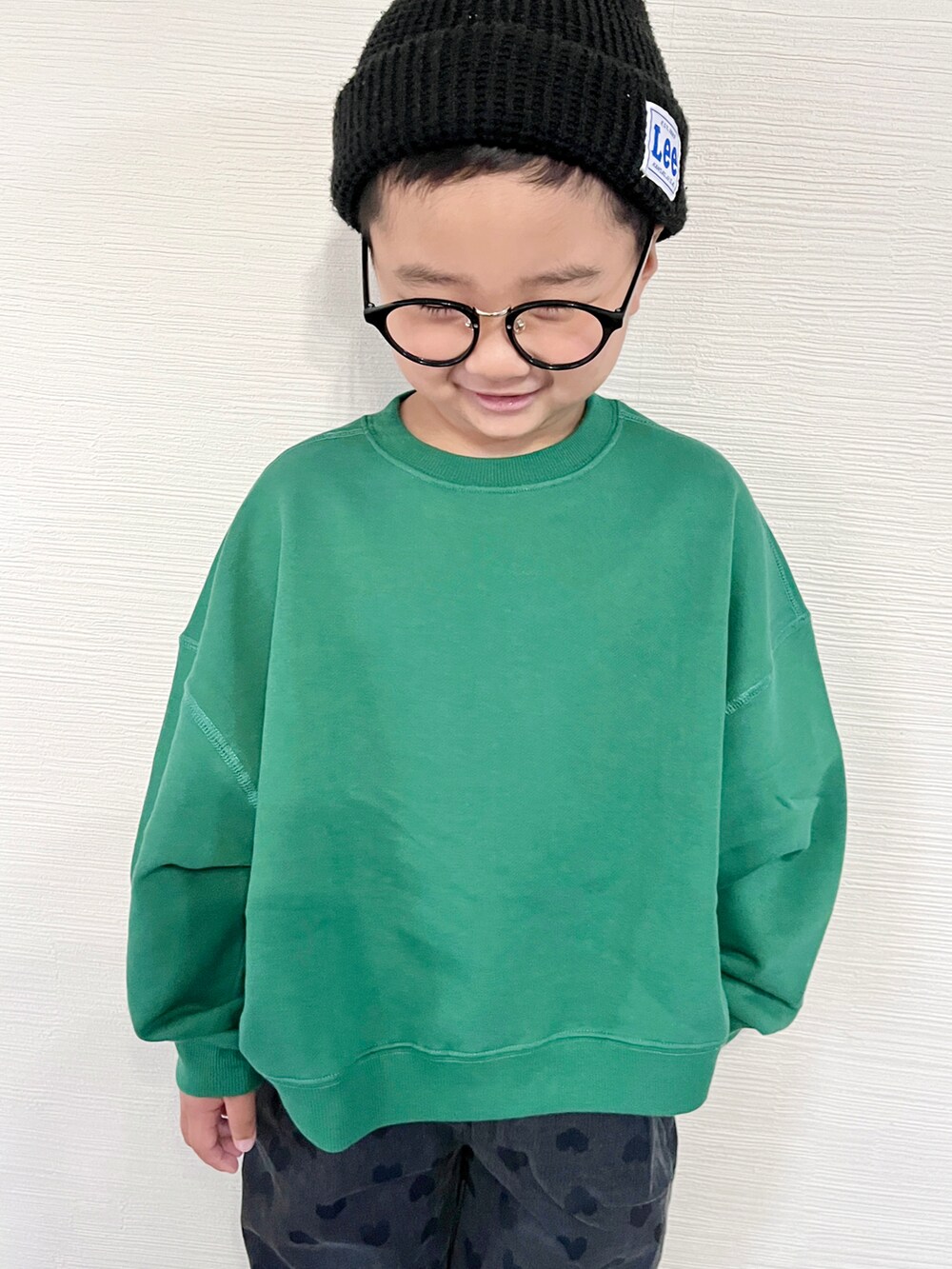 「秋冬コーデ、キッズファッション、カジュアル、むすこーで、VANS、プチプラ、antiqua、マーキーズ、ドット、ハート柄、グリーン、男の子コーデ、チノパン、カジュアルコーデ、カラーパンツ」｜「antiquaの今っぽい！こなれシルエット裏毛トレーナー（スウェット、グリーン系）」を使った、yo_yoさん（キッズ・110cm）の秋コーディネートの2枚目の写真