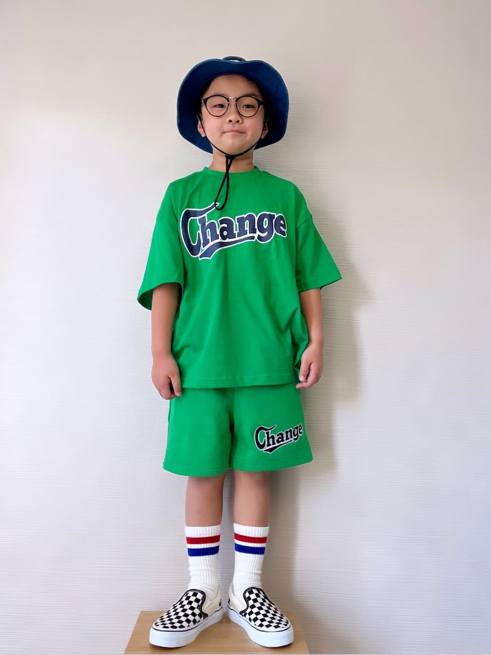 「春のNewスタイル、男の子、春カラースタイル、フォーマル、カジュアルコーデ、セットアップ、プチプラ、めがね、ストリート、ワンピース、ショートパンツ、春コーデ、男の子コーデ、グリーン、バケットハット」｜「PAIRMANON STREETの【PAIRMANON STREET】アソート ストリート プリント ビッグシルエット 半袖 Tシャツ（Tシャツ/カットソー、グリーン系）」を使った、yo_yoさん（キッズ・120cm）の春コーディネートの3枚目の写真