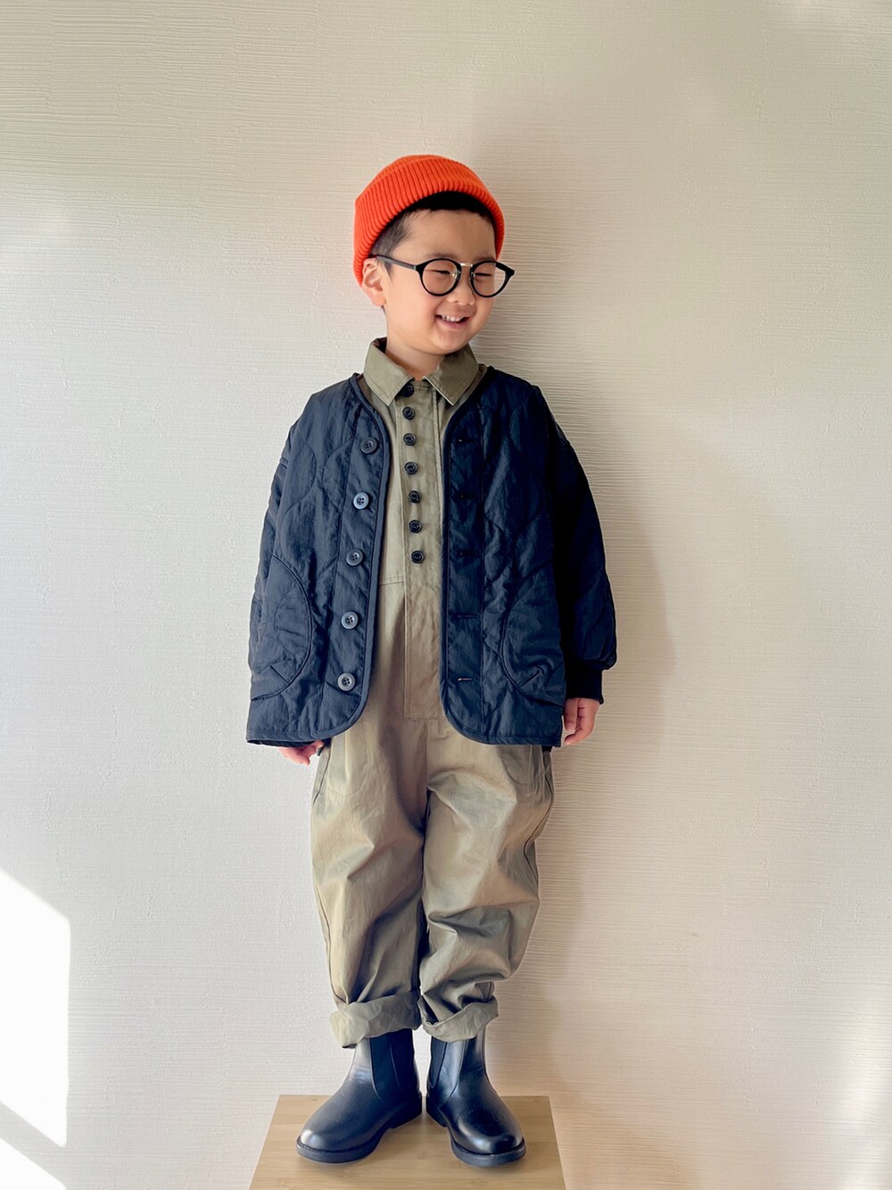 「WEARハロウィン2022、秋冬コーデ、つなぎ、lowrysfarmkids、PR、ローリーズファーム(LOWRYS FARM)、キルティング、きれいめカジュアル、キルティングジャケット、ノーカラーコート、ブーツ、サイドゴアブーツ、カーキ、ニット帽、アウター」｜「LOWRYS FARMのフロントボタンオールインワン　162227（つなぎ/オールインワン、グリーン系）」を使った、yo_yoさん（キッズ・110cm）の秋コーディネートの3枚目の写真