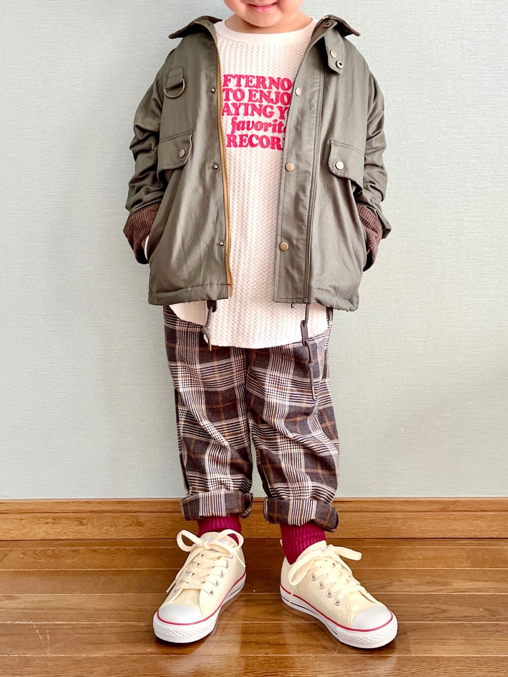 「秋冬コーデ、キッズコーデ、チャオパニックティピー(CIAOPANIC TYPY)、barbour、カーキ、カーキアウター、ワッフル、ロゴT、チェックパンツ、ロールキャップ、アウター、カジュアルコーデ、めがね、もこもこ、冬アウター」|「apres les coursのボアロールキャップ(キャップ、グレー系)」を使った、yo_yoさん(キッズ・100cm)の冬コーディネートの2枚目の写真