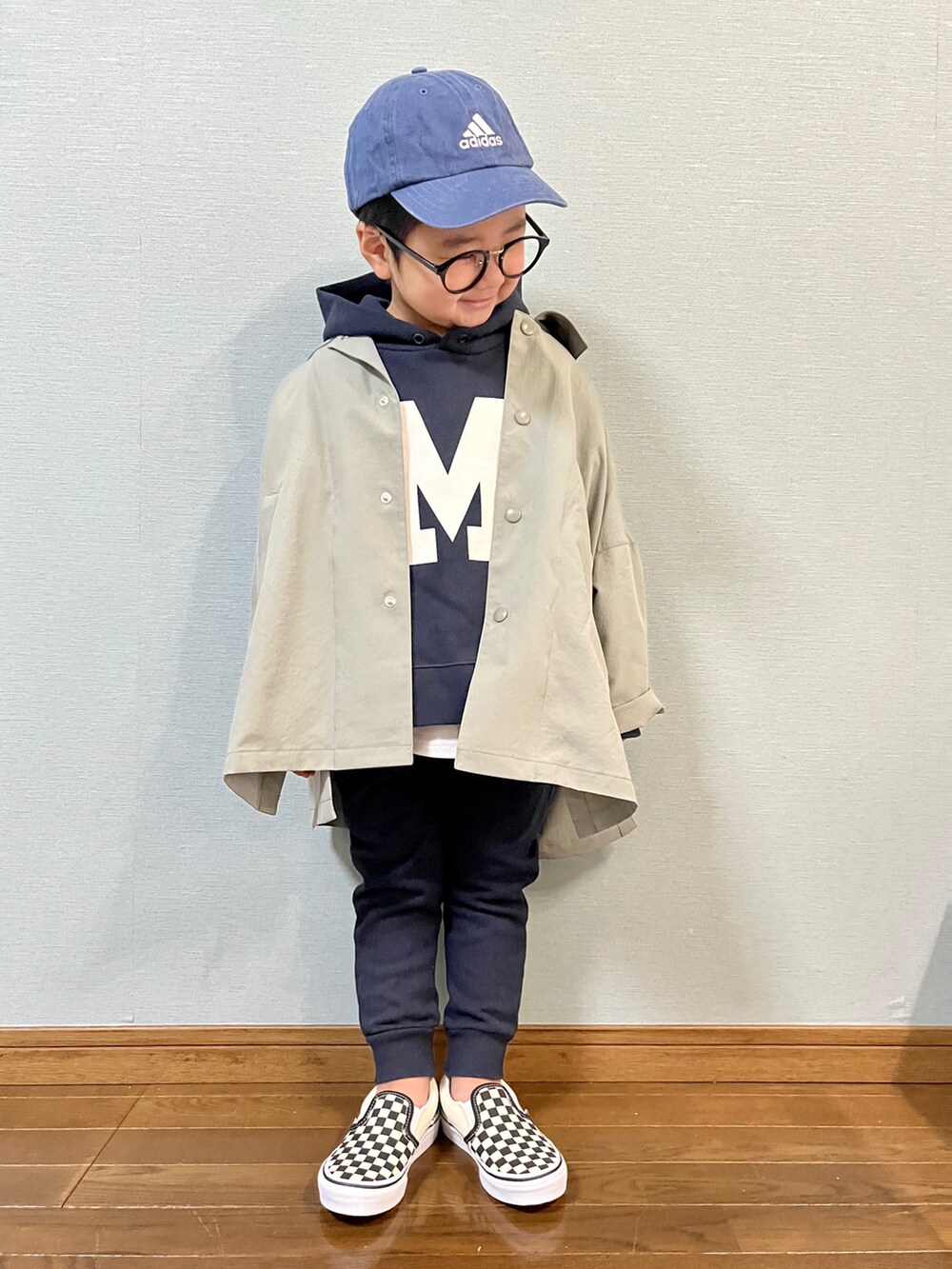 「シンプルコーデ、春アウター、カジュアル、パーカー、ストリート、VANS、セットアップ、スウェットパンツ、モッズコート、カジュアルコーデ、スウェット、ローリーズファーム(LOWRYS FARM)、春コーデ、パステル映える春、アウター」｜「LOWRYS FARMのポンチョハーフコート  262549（その他アウター、グリーン系）」を使った、yo_yoさん（キッズ・100cm）の冬コーディネートの2枚目の写真