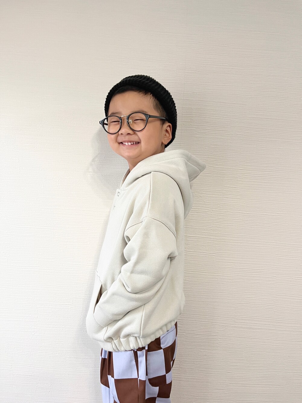 「秋ルック紹介するよ、ストリート、シンプルスタイル、男の子、シェフパンツ、lowrysfarmkids、PR、チェックパンツ、チェッカーず2022、ハイカットスニーカー、パーカー、ニット帽、ブロックチェック、ローリーズファーム(LOWRYS FARM)、ワイドパンツ」｜「LOWRYS FARMのウラケギャザーフーディ　296432（パーカー、ホワイト系）」を使った、yo_yoさん（キッズ・110cm）の秋コーディネートの2枚目の写真
