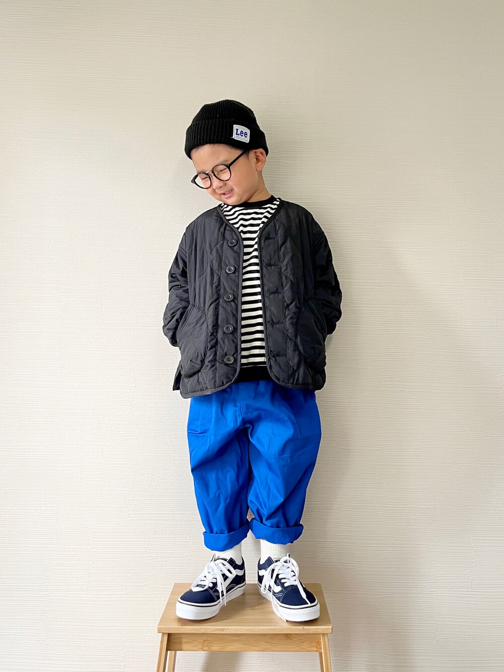 「カジュアルコーデ、キッズコーデ、秋服、スニーカー、ニット帽、ローリーズファーム(LOWRYS FARM)、lowrysfarmkids、PR、ボーダー、ブルー、キルティングジャケット、ライトアウター、ボーダートップス、VANS、オールドスクール」｜「LOWRYS FARMのキルティングブルゾン　287653（ブルゾン、ブラック系）」を使った、yo_yoさん（キッズ・110cm）の秋コーディネートの2枚目の写真