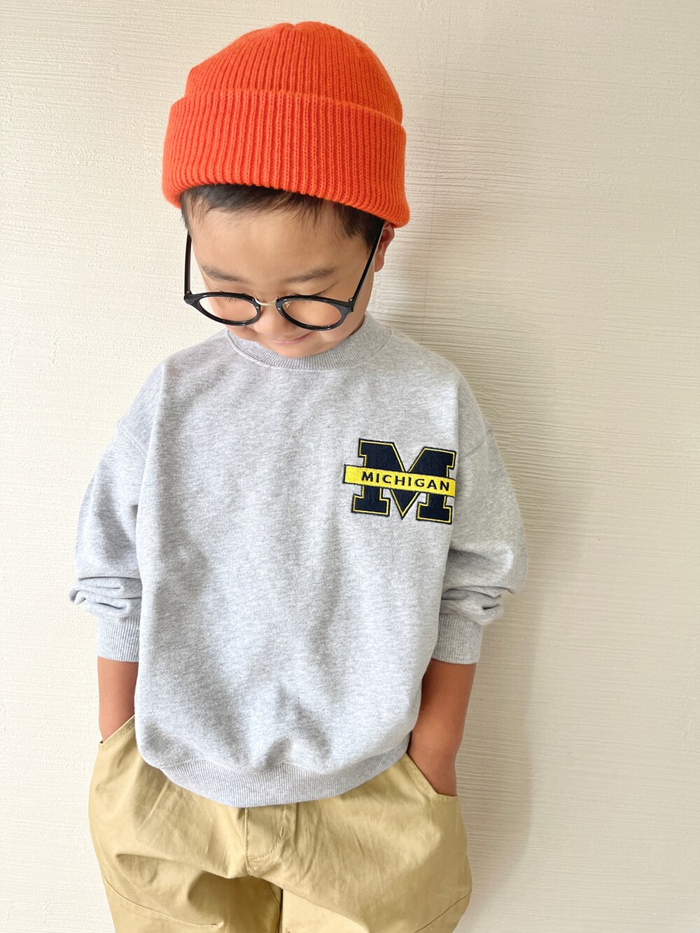 「秋ルック紹介するよ、カジュアルコーデ、秋服コーデ、男の子、ニット帽、プチプラ、lowrysfarmkids、PR、カラーソックス、ハーフパンツ、スウェット、スリッポン」｜「LOWRYS FARMのカレッジウラケ　162718（スウェット、グレー系）」を使った、yo_yoさん（キッズ・110cm）の秋コーディネートの2枚目の写真