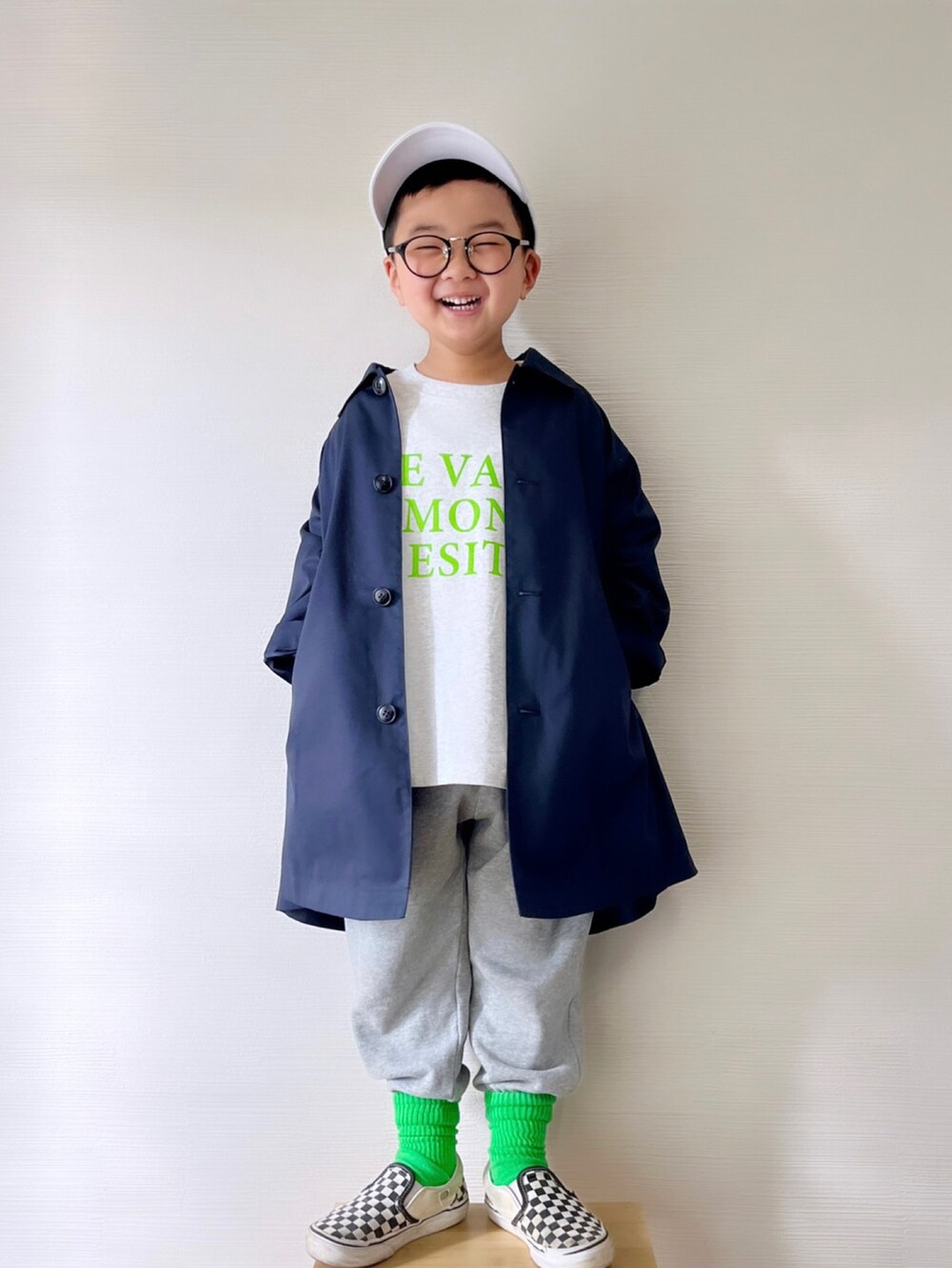 「パステル映える春、春アウター、スリッポン、カラーソックス、グリーン、ロゴT、ローリーズファーム(LOWRYS FARM)、lowrysfarmkids、ステンカラーコート、トレンチコート、きれいめカジュアル、スウェットパンツ、キャップ、VANS、いまどきジャケット写真」｜「LOWRYS FARMのＵＳＡプリントＴシャツ　191122（Tシャツ/カットソー、グレー系）」を使った、yo_yoさん（キッズ・110cm）の春コーディネートの2枚目の写真