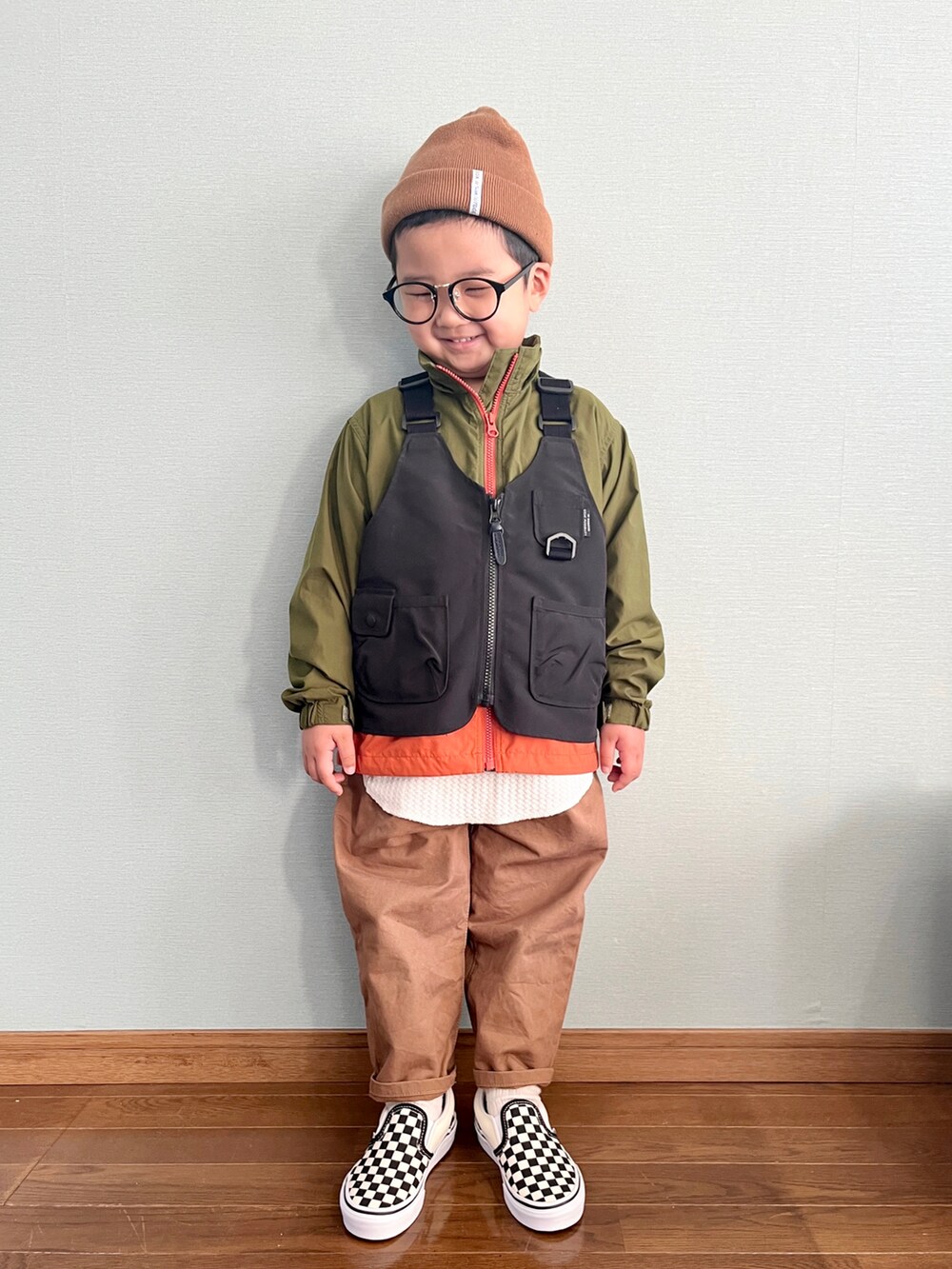 「チェック、VANS、マウンテンパーカー、カジュアル、ニット帽、チノパン、アウトドアスタイル、ベスト、冬コーデ、休日スタイル、スリッポン、THE NORTH FACE、キッズコーデ、ハート、ノースフェイス」｜「apres les coursのユーティリティベスト_撥水加工（ベスト、ブラック系）」を使った、yo_yoさん（キッズ・100cm）の冬コーディネートの2枚目の写真