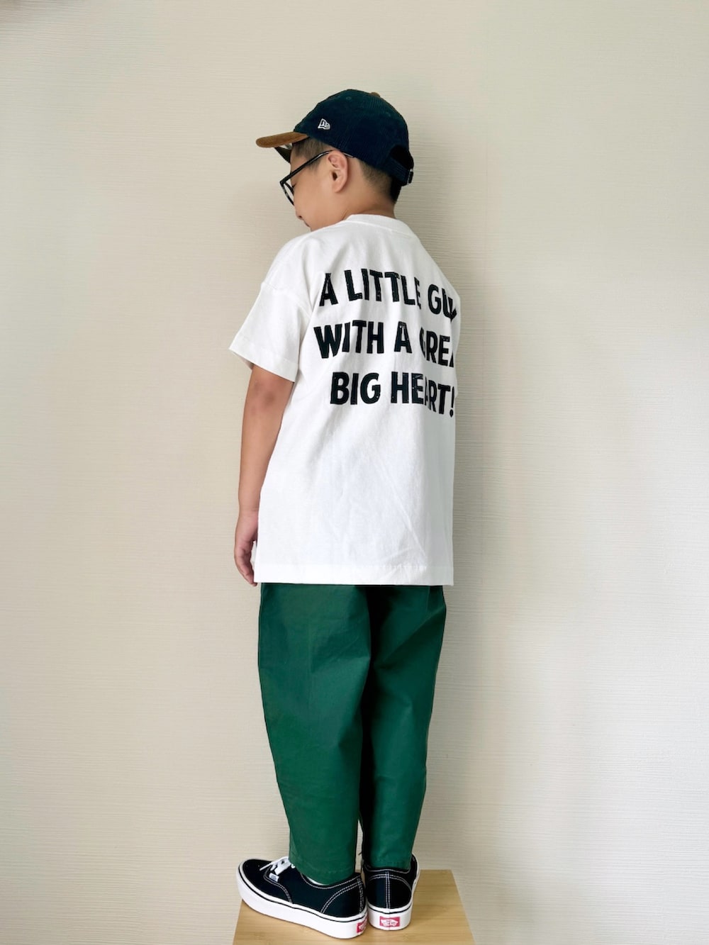 「秋服準備はじめました、カジュアル、シンプルコーデ、秋色、めがね、キッズファッション、白Tシャツ、VANS、キャツプ、男の子、ローリーズファーム(LOWRYS FARM)、ミッキー、チノパン、ワイドパンツ、グリーン」｜「LOWRYS FARMのDisney／バンドＴ　 137232（Tシャツ/カットソー、ホワイト系）」を使った、yo_yoさん（キッズ・120cm）の秋コーディネートの2枚目の写真