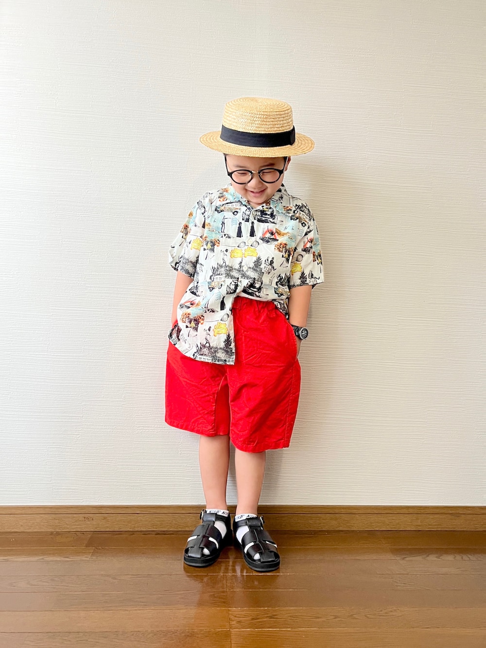 「シャツスタイル、キッズファッション、休日スタイル、男の子コーデ、夏コーデ、カンカン帽、グルカサンダル、アロハシャツ、カラーパンツ、ハーフパンツ、柄シャツ、白シャツ、サンダル、片方だけイン、タックイン」｜「Ocean&Groundのカメハメハシャツ（90～140cm）（シャツ/ブラウス、ホワイト系）」を使った、yo_yoさん（キッズ・100cm）の春コーディネートの2枚目の写真