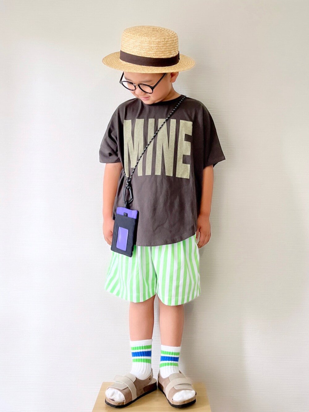 「カンカン帽、ストライプ、ハーフパンツ、ショートパンツ、むぎわら帽子、ショルダーバッグ、ラインソックス、サンダル、サンダルに靴下、ロゴT、プチプラ、Tシャツ、男の子、キッズコーデ、ローリーズファーム(LOWRYS FARM)」｜「Life Support ProductsのハンソデドルマンTシャツ(80～150cm)（Tシャツ/カットソー、グレー系）」を使った、yo_yoさん（キッズ・110cm）の夏コーディネートの2枚目の写真