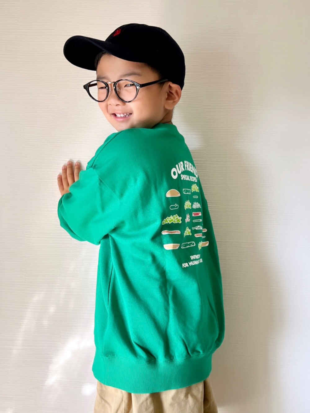 「秋服まるっと大公開、キッズコーデ、プチプラ、コラボ、キャップ、ハーフパンツ、ラインソックス、スウェット、男の子、めがね、秋コーデ、ストリート、秋服、スニーカー、VANS」｜「devirockのモスバーガーコラボ 防汚 キッズ トレーナー（スウェット、その他）」を使った、yo_yoさん（キッズ・120cm）の秋コーディネートの2枚目の写真