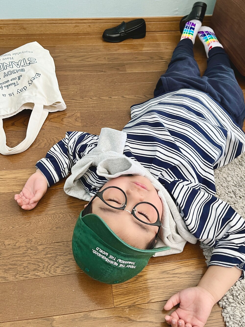 「シンプル、ボーダー、ボーダートップス、スウェットパンツ、ネイビー、ワントーンコーデ、肩掛け、トートバッグ、チャオパニックティピー(CIAOPANIC TYPY)、ローファー、キャップ、めがね、春コーデ、ローリーズファーム(LOWRYS FARM)、ローファー×靴下」｜「CIAOPANIC TYPYの【KIDS】OSOROランダムボーダーTee（Tシャツ/カットソー、ブルー系）」を使った、yo_yoさん（キッズ・100cm）の冬コーディネートの2枚目の写真