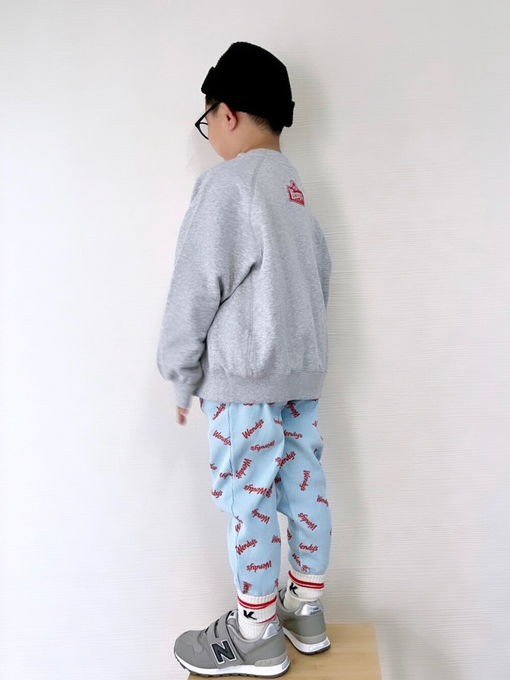 「キッズコーデ、男の子コーデ、ゆるコーデ、春コーデ、カジュアル、スニーカー、lowrysfarmkids、PR、スウェットパンツ、ラクチンコーデ、ワンマイルウェア、リラックススタイル、休日スタイル、ニューバランス、キッズファッション」｜「LOWRYS FARMのＷｅｎｄｙ’ｓウラケプルオーバー　180399（スウェット、グレー系）」を使った、yo_yoさん（キッズ・110cm）の冬コーディネートの4枚目の写真