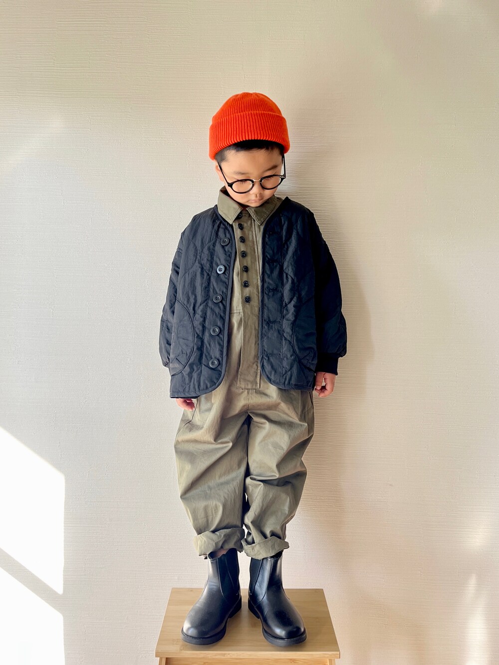 「WEARハロウィン2022、秋冬コーデ、つなぎ、lowrysfarmkids、PR、ローリーズファーム(LOWRYS FARM)、キルティング、きれいめカジュアル、キルティングジャケット、ノーカラーコート、ブーツ、サイドゴアブーツ、カーキ、ニット帽、アウター」｜「LOWRYS FARMのフロントボタンオールインワン　162227（つなぎ/オールインワン、グリーン系）」を使った、yo_yoさん（キッズ・110cm）の秋コーディネートの2枚目の写真