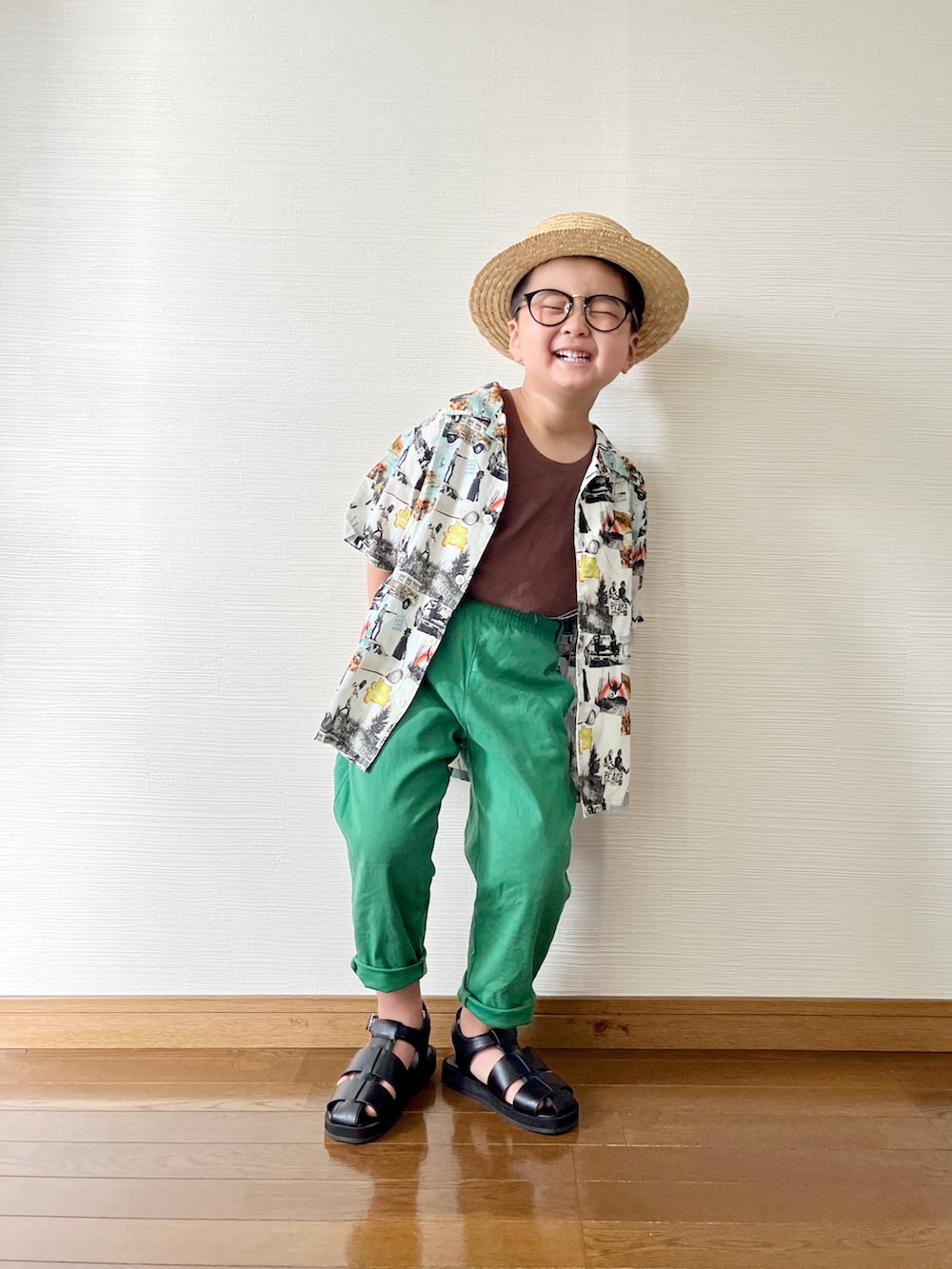「夏コーデ、カラーパンツ、シャツスタイル、柄シャツ、アロハシャツ、グリーン、グルカサンダル、カンカン帽、男の子、キッズコーデ、タックイン、マーキーズ、男の子コーデ、開襟シャツ、ごきげんウィーク」｜「antiquaの使いやすいのはやっぱりシンプル、着回し力抜群。キッズタンクトップ（タンクトップ、ブラウン系）」を使った、yo_yoさん（キッズ・100cm）の春コーディネートの2枚目の写真