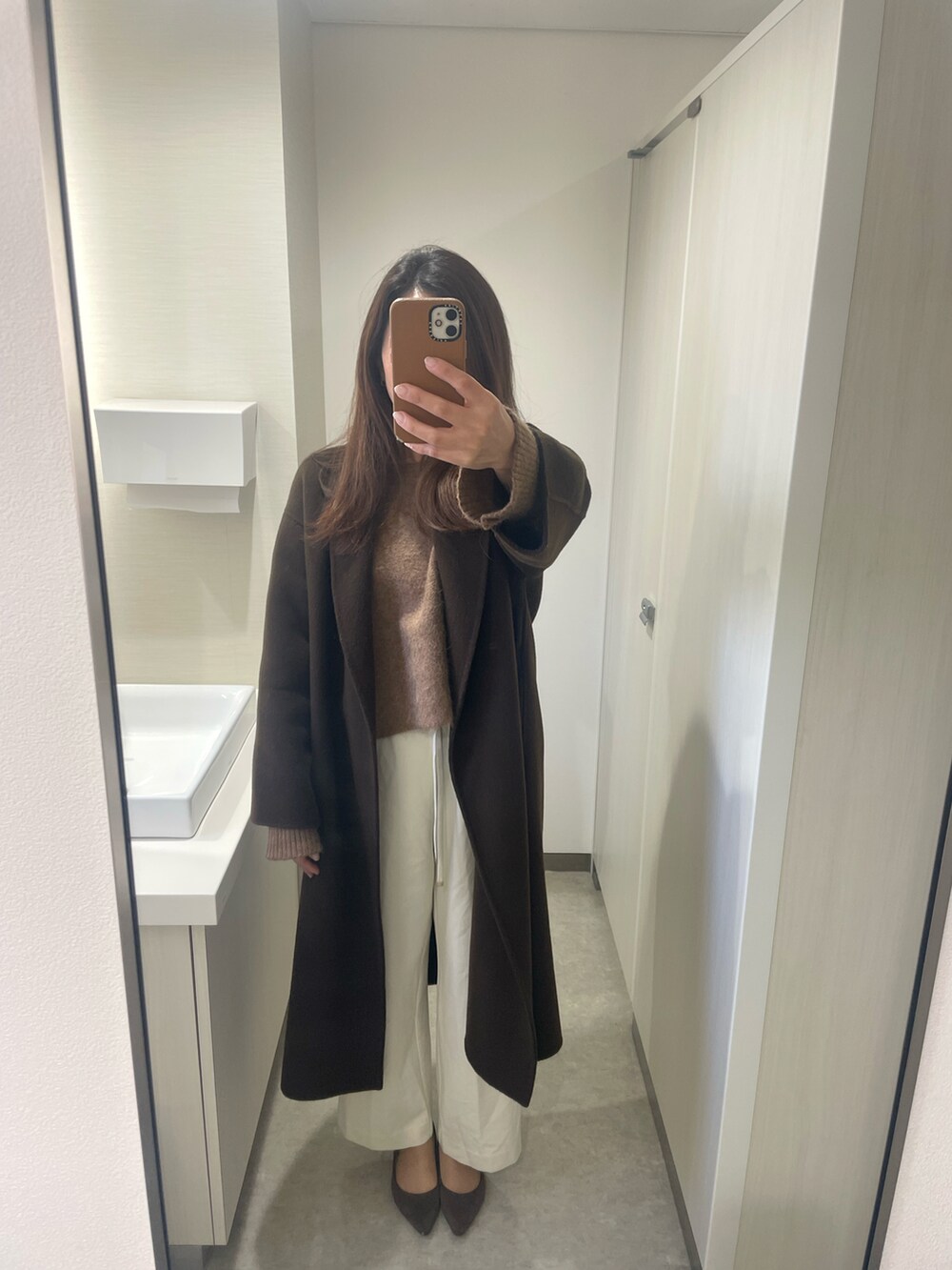 ブラウン系のジャケット/アウターを着用したレディースの冬コーディネートの2枚目の写真