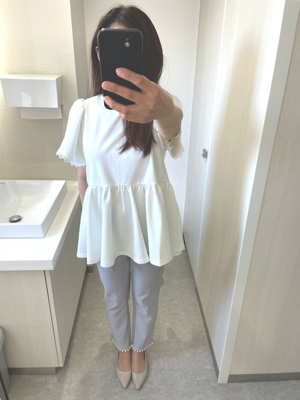 ホワイト系のTシャツ/カットソー、ブルー系のその他パンツ、ホワイト系のパンプスを着用したレディースの夏コーディネートの2枚目の写真