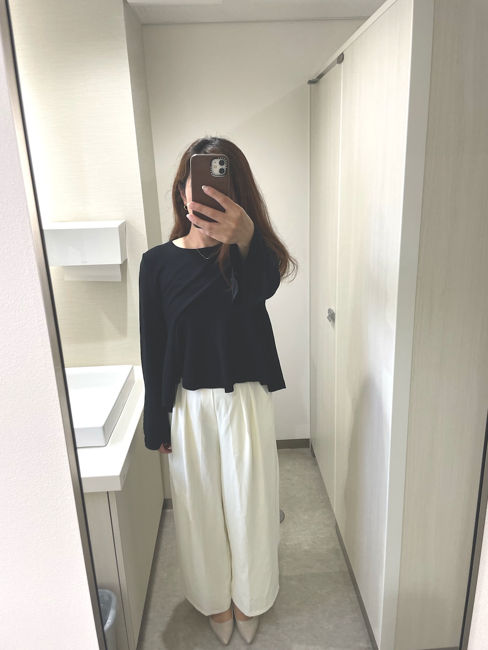 ブラック系のニット/セーター、ホワイト系のその他パンツを着用したレディースの夏コーディネートの2枚目の写真